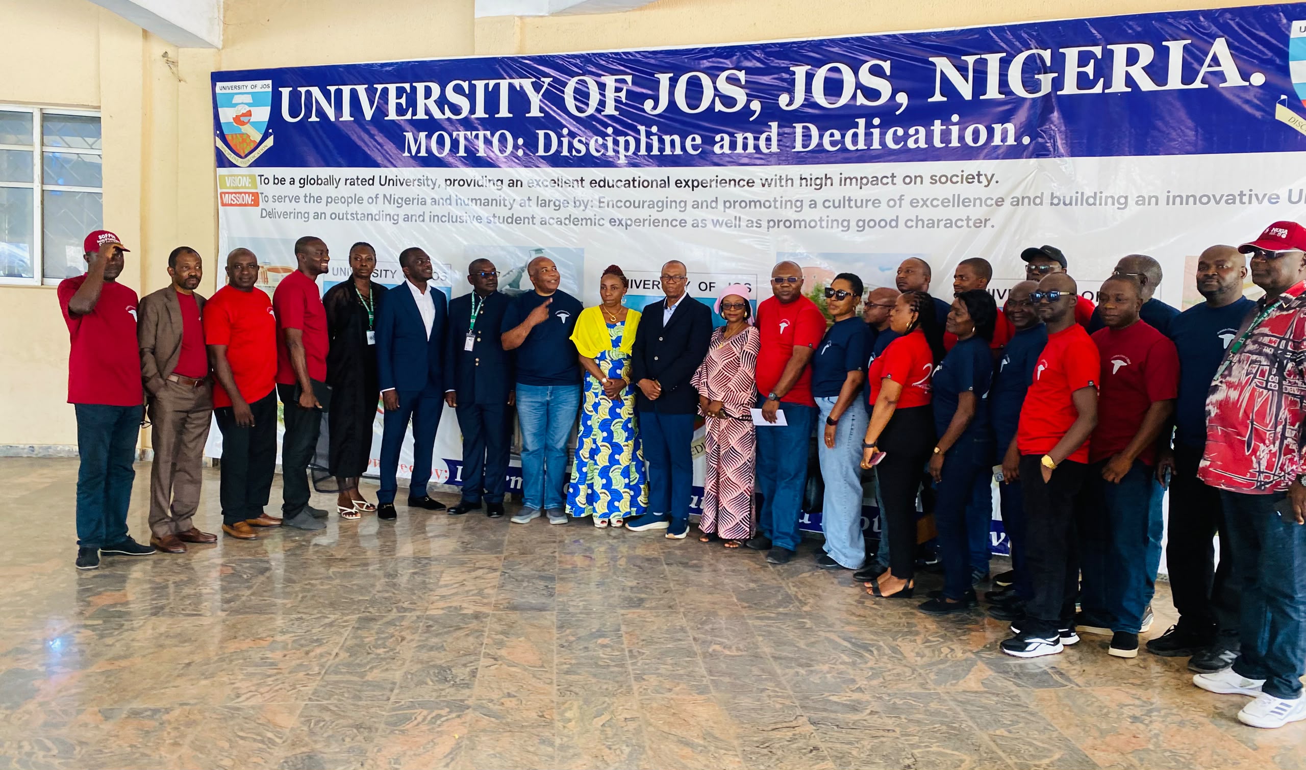 2001 Medical Class in a group picture with the University Management.