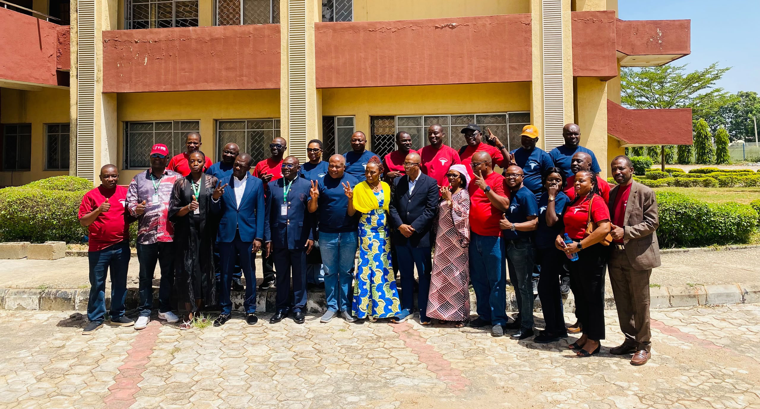 2001 Medical Class in a group picture with the University Management