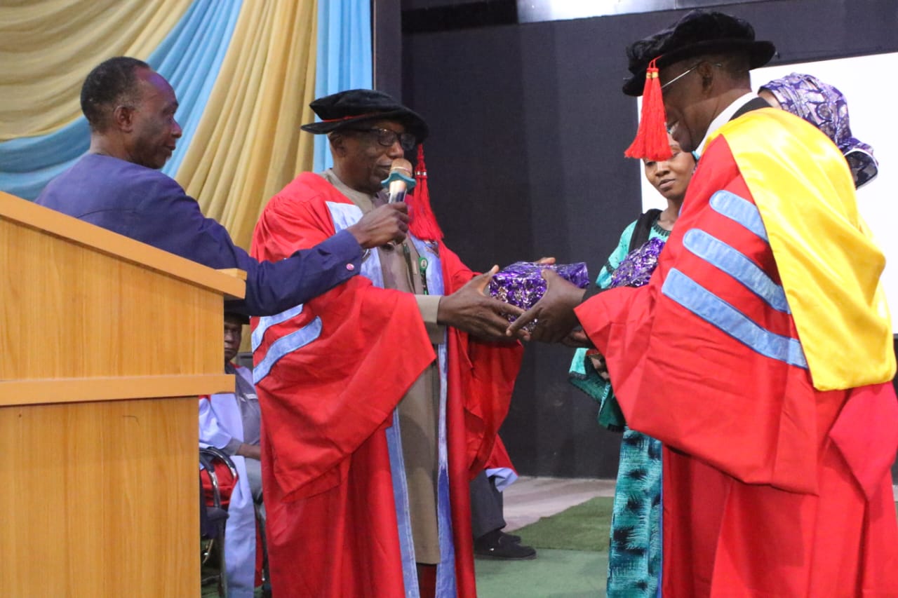 The Vice Chancellor presenting a gift to the Inaugural Lecturer.jpg