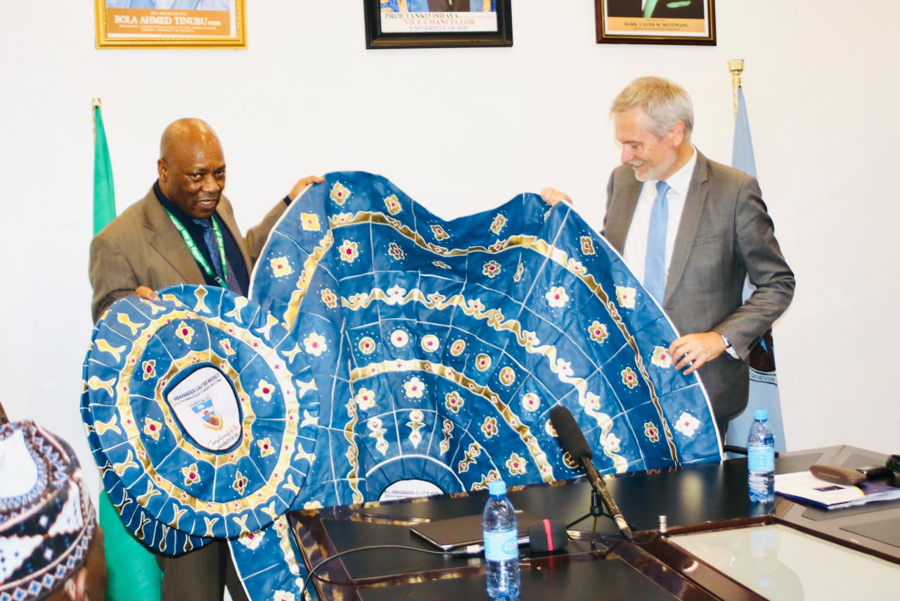 The Vice Chancellor presenting a souvenir to Ambassador Gautier.