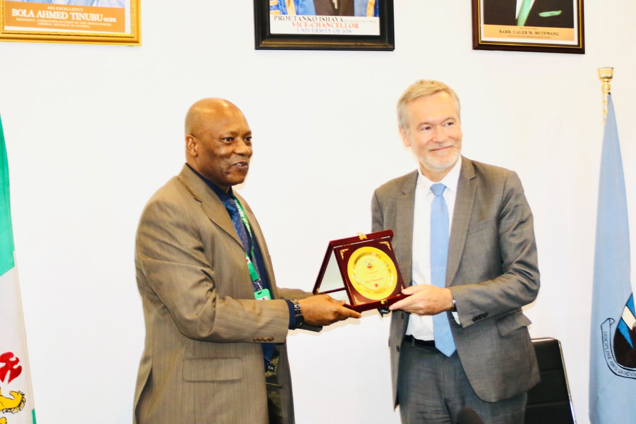 The Vice Chancellor presenting a souvenir to Ambassador Gautier