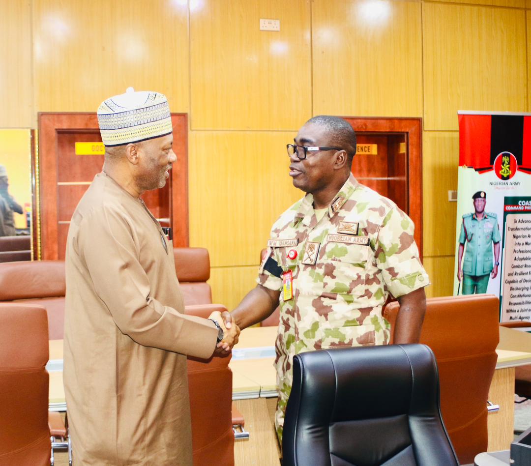 VC exchanging pleasantries with GOC .jpg