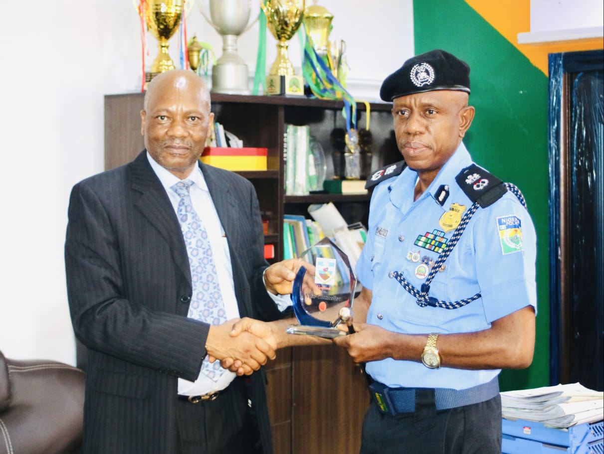 VC exchanging gift with the CP.jpg
