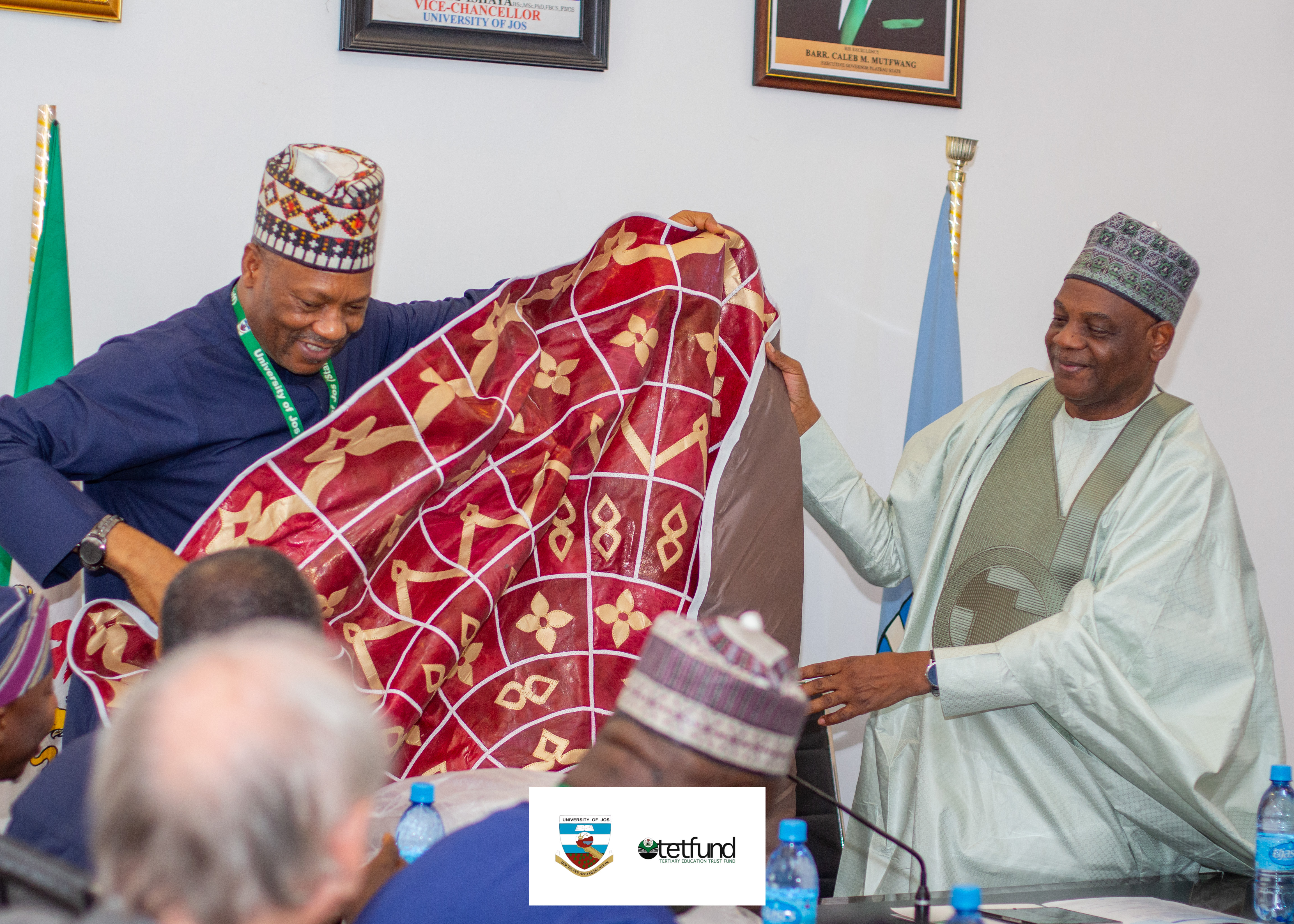 VC presenting a gift to the ES.