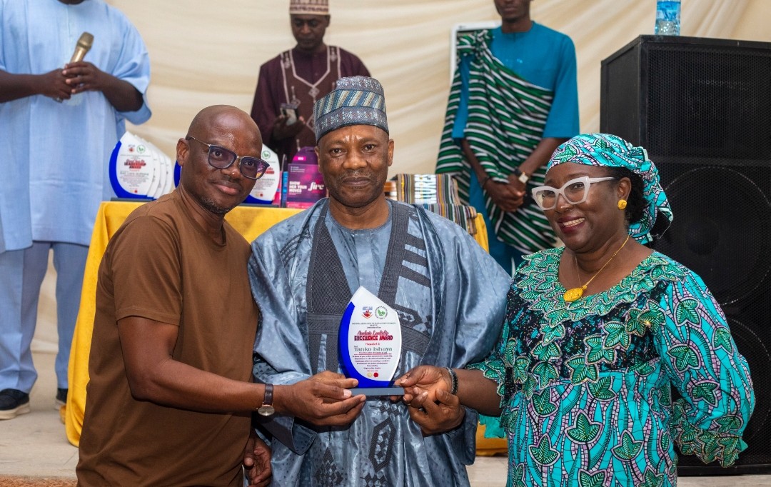 VC receiving the award falanked by hi wife on the left and Dean Students Affairs on the right..jpg