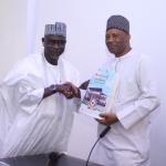 SSANU NATIONAL PRESIDENT PRESENTING A GIFT TO THE VC