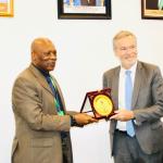 The Vice Chancellor presenting a souvenir to Ambassador Gautier